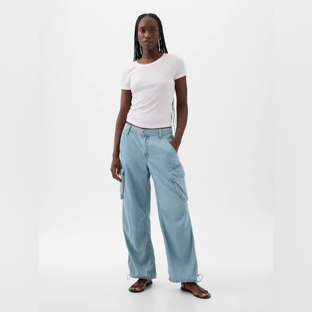 GAP Women’s Wide Leg Cargo Jeans, light blue, size 12